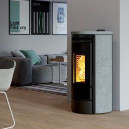 Air pellet stove with integrated upper ventilated smoke outlet